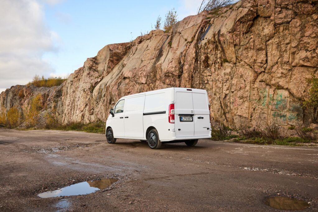 Farizon V7E kalliota vasten