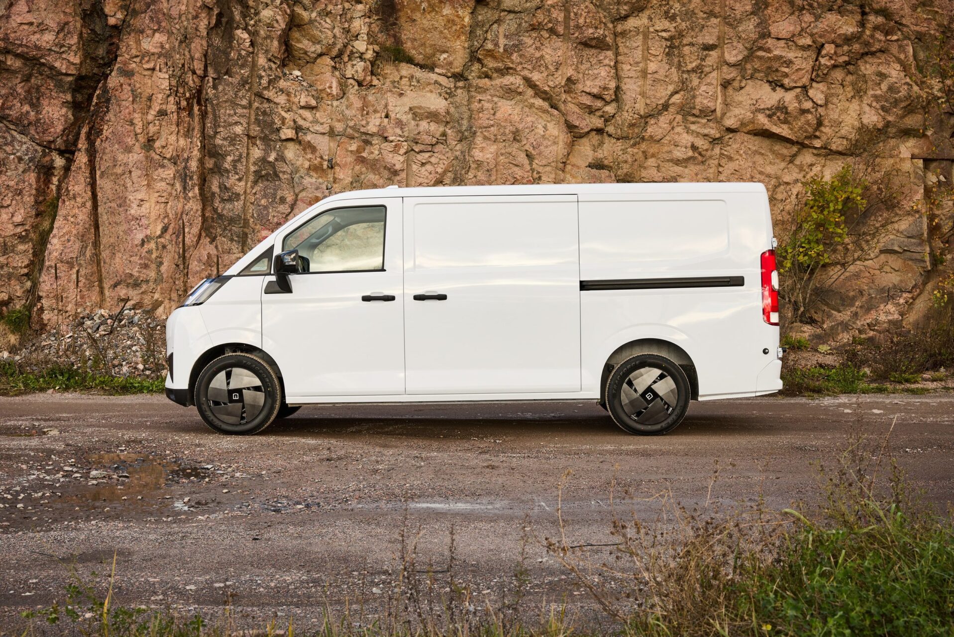 Valkoinen Farizon V7E sivulta
