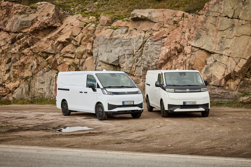 Farizon SV ja Farizon V7E kalliota vasten