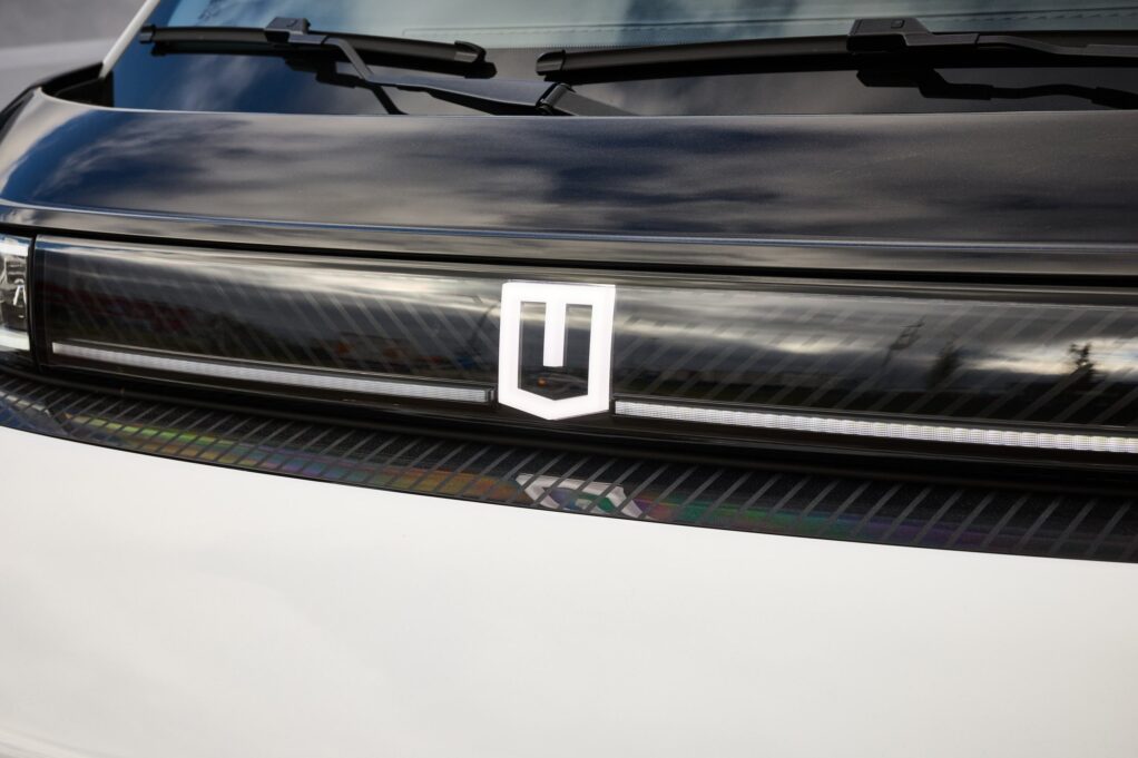 Farizonin U-logo pakettiauton keulassa